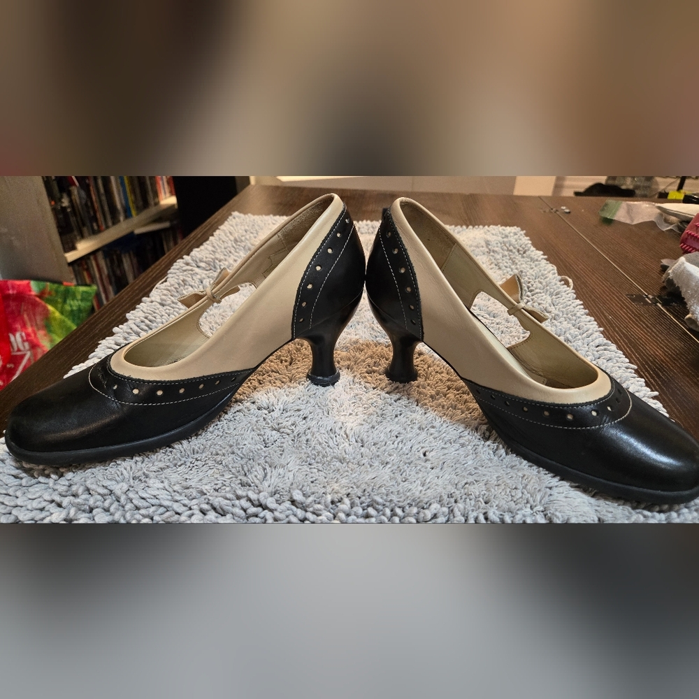 Elegant Black and Cream Women's Heels - Picture 5 of 12
